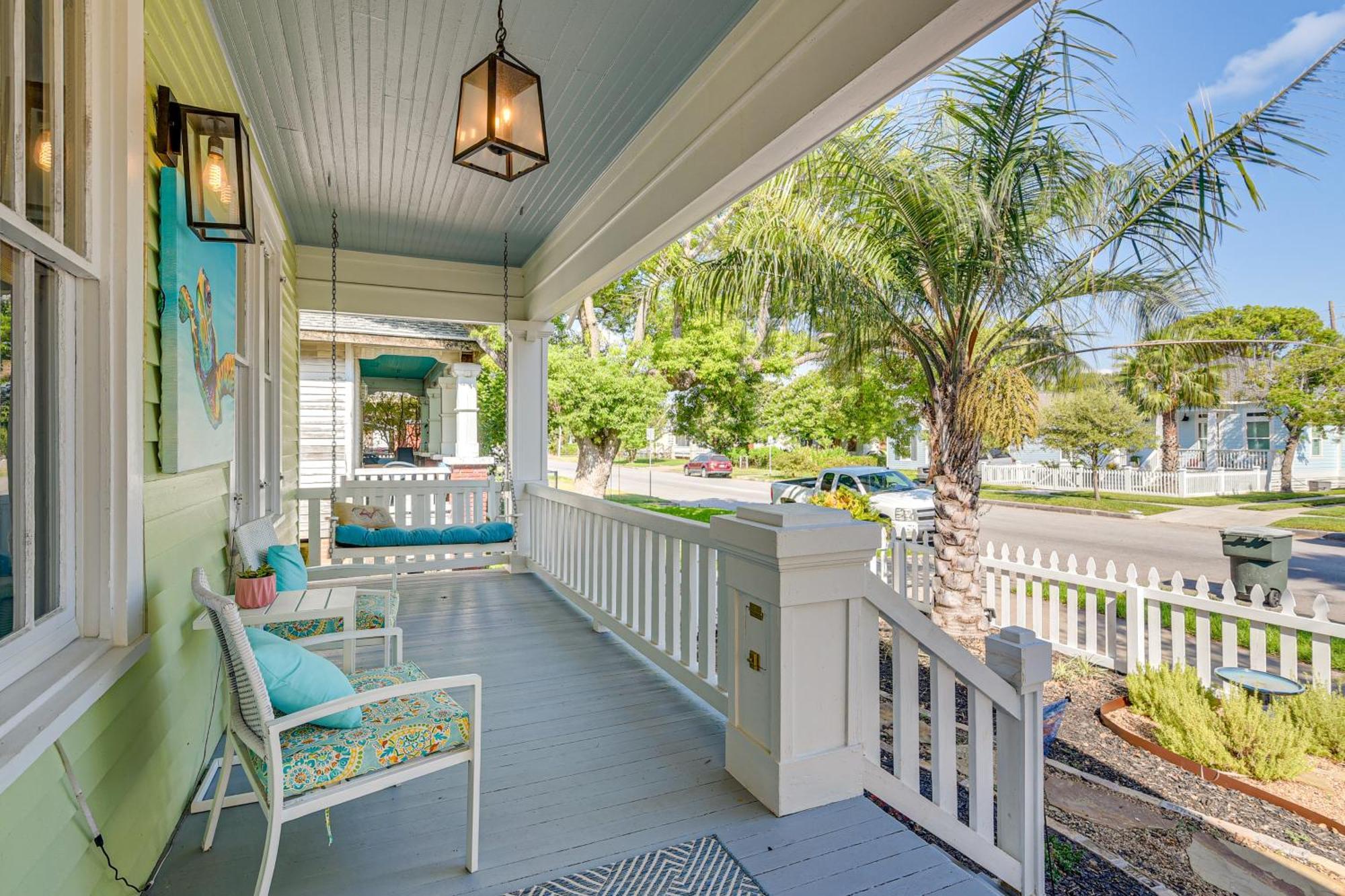 Walk To Galveston Beach Texas Home With Fenced Yard Kültér fotó