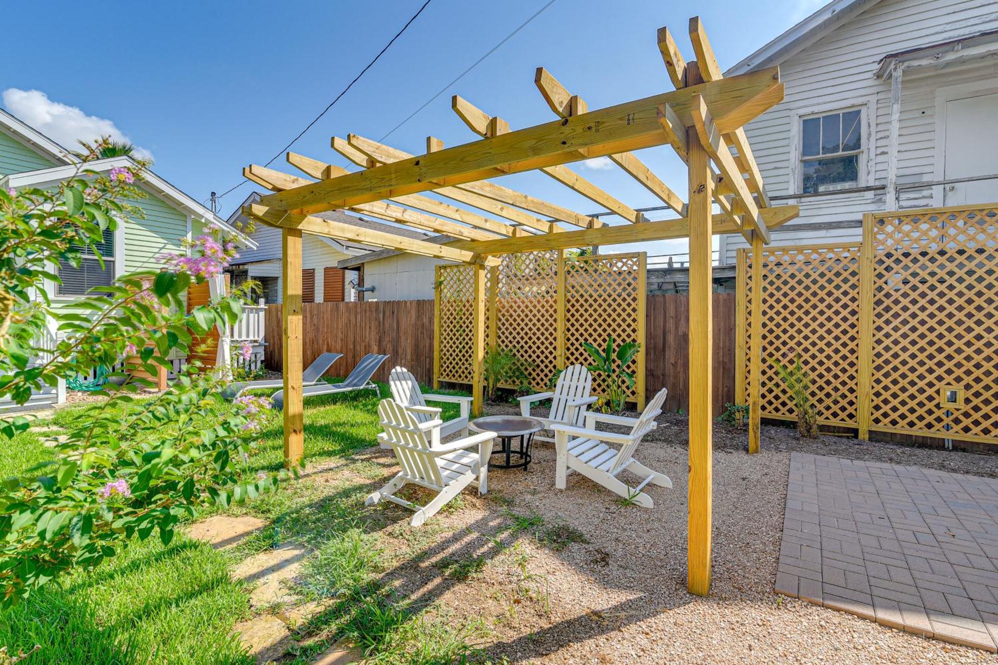 Walk To Galveston Beach Texas Home With Fenced Yard Kültér fotó