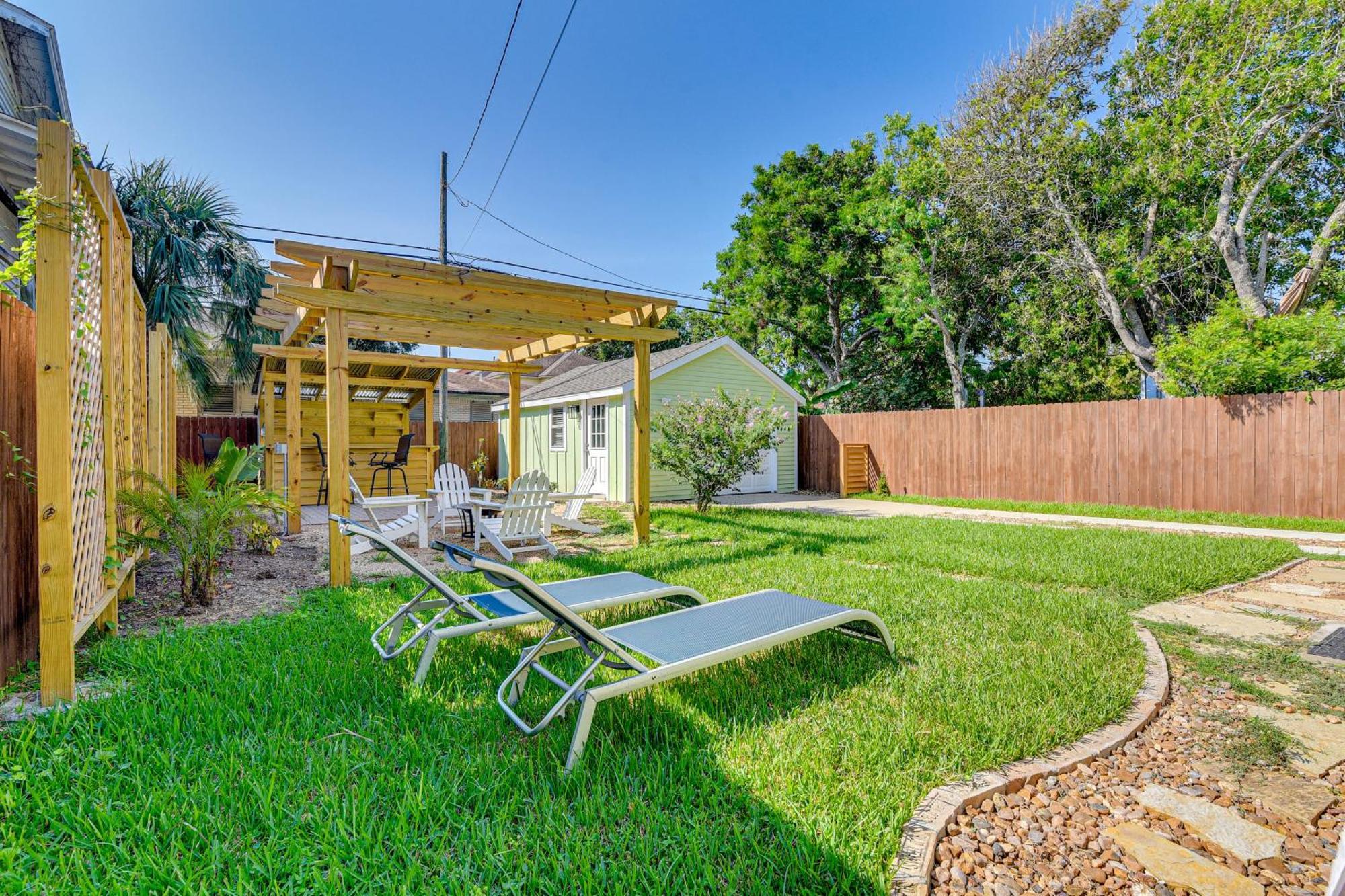 Walk To Galveston Beach Texas Home With Fenced Yard Kültér fotó